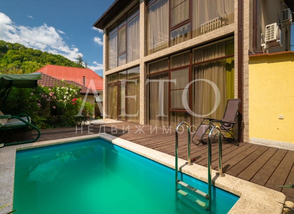 Дом с бассейном в Мацесте-Z13034