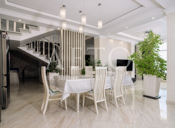 Роскошный особняк с панорамным видом на море-Z13794